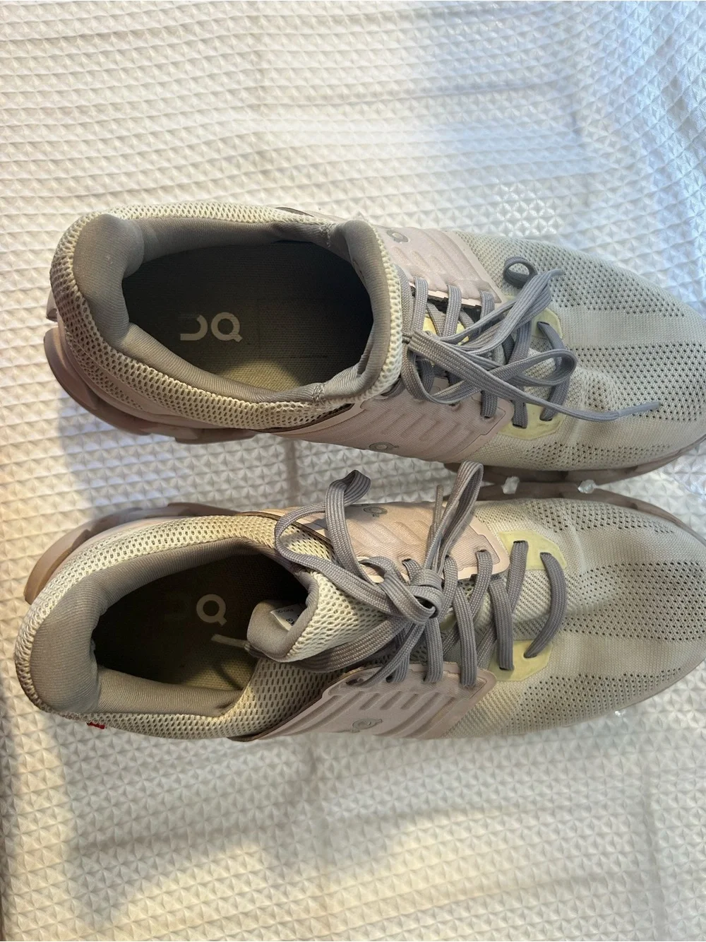 OnCloud Swift Women’s 10 Mesh Upper Running Athletic Shoe-Cream